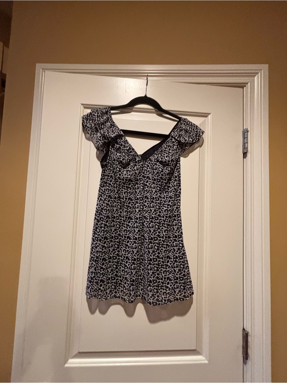 Guess Black and White Leopard-Print V-Neck Flutter Tunic Dress